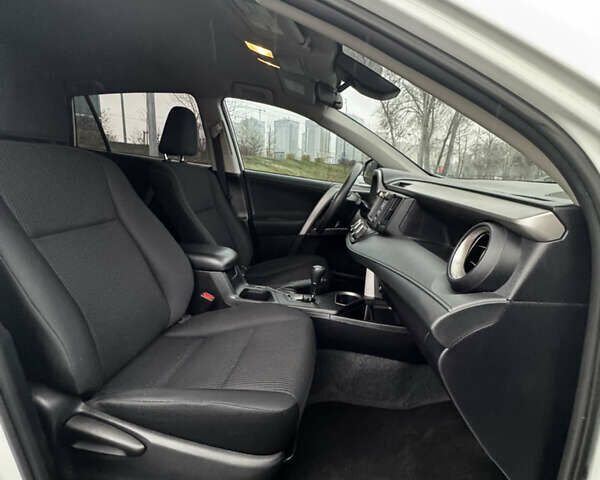 Білий Тойота РАВ 4, об'ємом двигуна 2.49 л та пробігом 173 тис. км за 16100 $, фото 31 на Automoto.ua