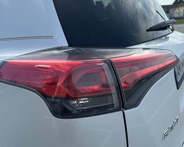 Тойота РАВ 4 2016 в Житомире на Automoto.ua Белый Тойота РАВ 4, объемом двигателя 2.49 л и пробегом 124 тыс. км за 21500 $, фото 14 на Automoto.ua