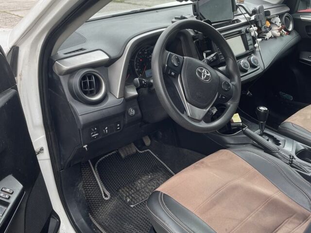 Белый Тойота РАВ 4, объемом двигателя 2.5 л и пробегом 150 тыс. км за 15000 $, фото 1 на Automoto.ua