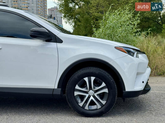 Тойота РАВ 4 2016 у Києві на Automoto.ua Білий Тойота РАВ 4, об'ємом двигуна 2.49 л та пробігом 173 тис. км за 17200 $, фото 77 на Automoto.ua