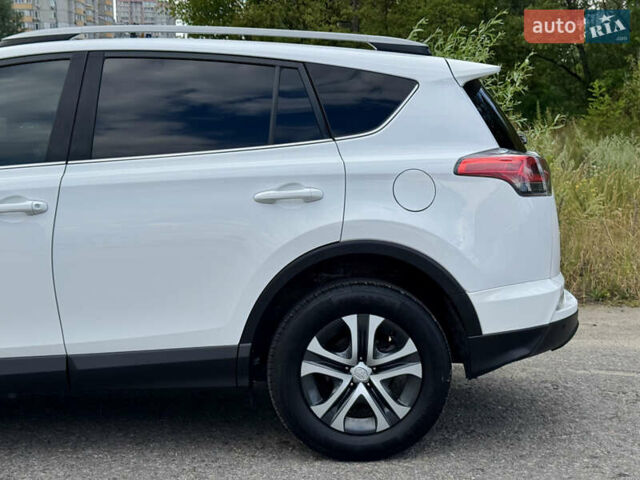 Тойота РАВ 4 2016 у Києві на Automoto.ua Білий Тойота РАВ 4, об'ємом двигуна 2.49 л та пробігом 173 тис. км за 17200 $, фото 81 на Automoto.ua