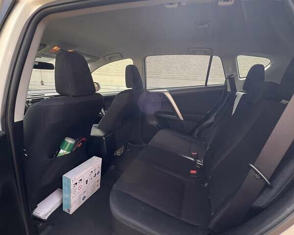 Тойота РАВ 4 2016 в Львове на Automoto.ua Белый Тойота РАВ 4, объемом двигателя 2.49 л и пробегом 116 тыс. км за 18300 $, фото 15 на Automoto.ua