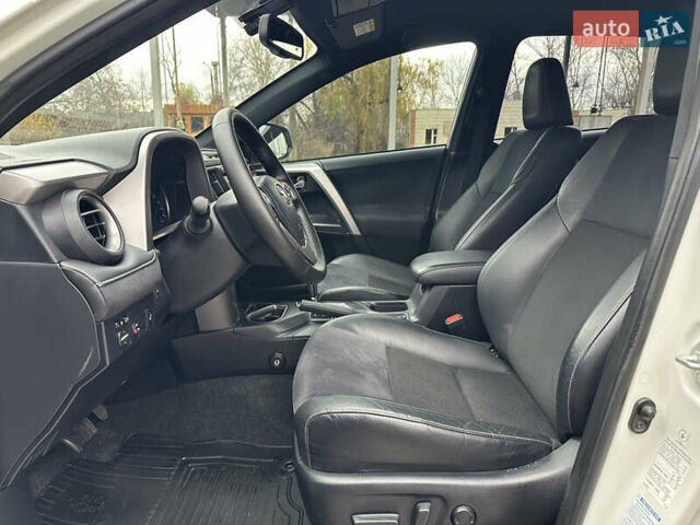 Белый Тойота РАВ 4, объемом двигателя 2.2 л и пробегом 190 тыс. км за 20600 $, фото 11 на Automoto.ua