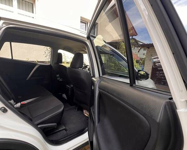 Тойота РАВ 4 2016 в Львове на Automoto.ua Белый Тойота РАВ 4, объемом двигателя 2.49 л и пробегом 116 тыс. км за 18300 $, фото 12 на Automoto.ua