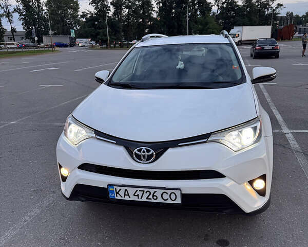 Белый Тойота РАВ 4, объемом двигателя 2.5 л и пробегом 155 тыс. км за 17900 $, фото 1 на Automoto.ua