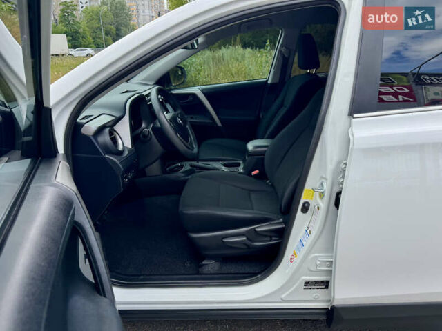 Тойота РАВ 4 2016 у Києві на Automoto.ua Білий Тойота РАВ 4, об'ємом двигуна 2.49 л та пробігом 173 тис. км за 17200 $, фото 18 на Automoto.ua