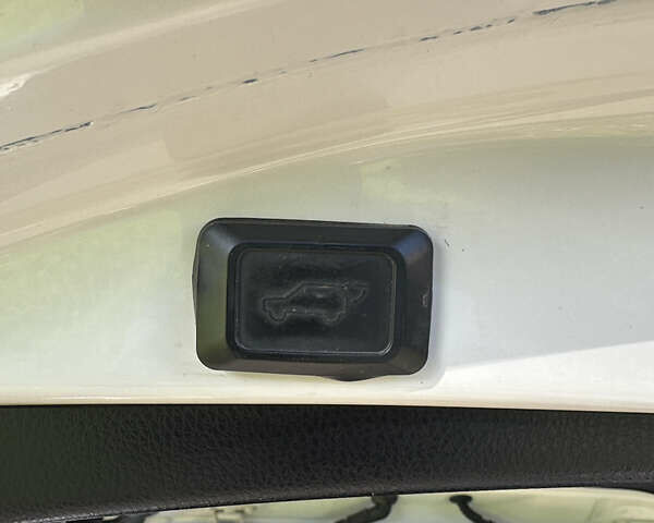 Белый Тойота РАВ 4, объемом двигателя 2.5 л и пробегом 147 тыс. км за 20399 $, фото 15 на Automoto.ua