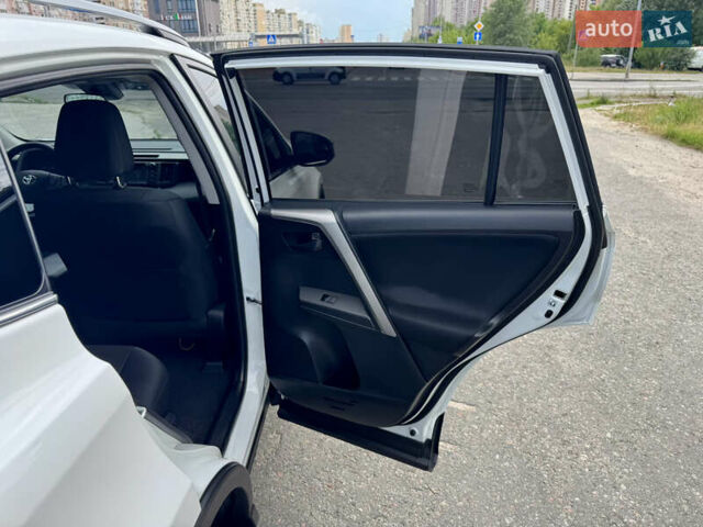 Тойота РАВ 4 2016 у Києві на Automoto.ua Білий Тойота РАВ 4, об'ємом двигуна 2.49 л та пробігом 173 тис. км за 17200 $, фото 28 на Automoto.ua