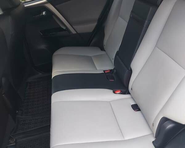 Тойота РАВ 4 2016 у Одесі на Automoto.ua Білий Тойота РАВ 4, об'ємом двигуна 2.49 л та пробігом 98 тис. км за 21900 $, фото 10 на Automoto.ua