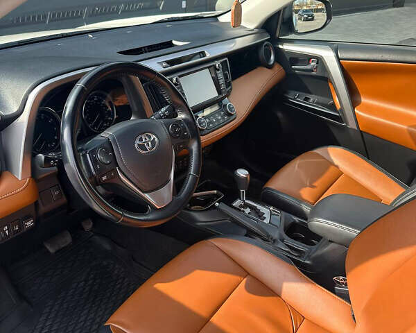 Тойота РАВ 4 2016 в Одессе на Automoto.ua Белый Тойота РАВ 4, объемом двигателя 2.49 л и пробегом 136 тыс. км за 20500 $, фото 7 на Automoto.ua