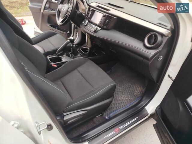 Білий Тойота РАВ 4, об'ємом двигуна 1.99 л та пробігом 194 тис. км за 18500 $, фото 17 на Automoto.ua