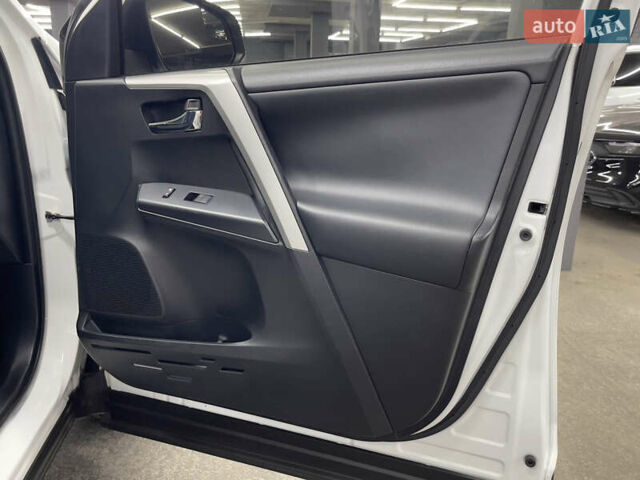 Білий Тойота РАВ 4, об'ємом двигуна 2.49 л та пробігом 92 тис. км за 18990 $, фото 16 на Automoto.ua