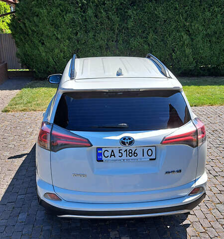 Тойота РАВ 4 2016 в Ужгороде на Automoto.ua Белый Тойота РАВ 4, объемом двигателя 1.99 л и пробегом 119 тыс. км за 20500 $, фото 5 на Automoto.ua