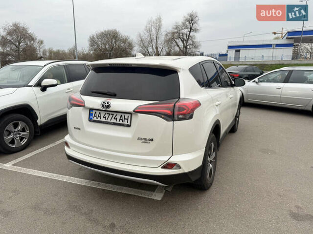 Белый Тойота РАВ 4, объемом двигателя 2.23 л и пробегом 140 тыс. км за 21500 $, фото 1 на Automoto.ua