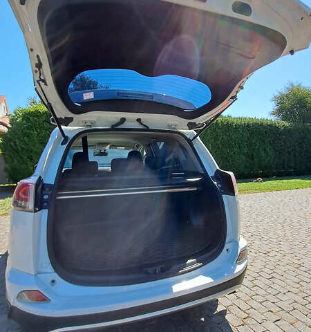 Тойота РАВ 4 2016 в Ужгороде на Automoto.ua Белый Тойота РАВ 4, объемом двигателя 1.99 л и пробегом 119 тыс. км за 20500 $, фото 9 на Automoto.ua