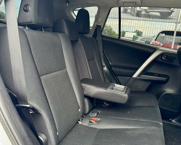 Тойота РАВ 4 2016 у Києві на Automoto.ua Білий Тойота РАВ 4, об'ємом двигуна 2.49 л та пробігом 173 тис. км за 17200 $, фото 33 на Automoto.ua