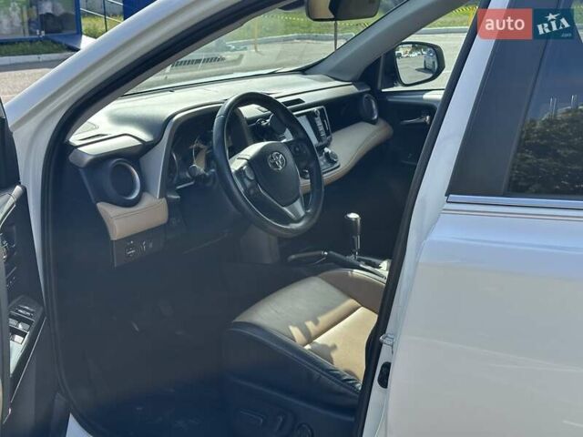Тойота РАВ 4 2016 в Житомире на Automoto.ua Белый Тойота РАВ 4, объемом двигателя 2.49 л и пробегом 124 тыс. км за 21500 $, фото 20 на Automoto.ua