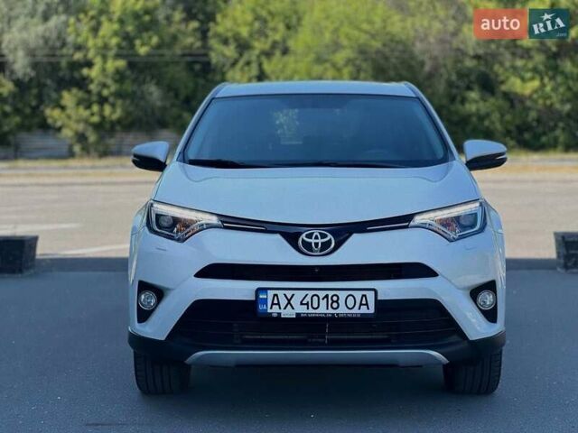 Белый Тойота РАВ 4, объемом двигателя 2.49 л и пробегом 170 тыс. км за 15000 $, фото 1 на Automoto.ua