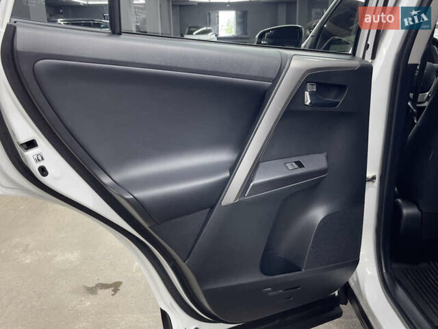 Білий Тойота РАВ 4, об'ємом двигуна 2.49 л та пробігом 92 тис. км за 18990 $, фото 11 на Automoto.ua