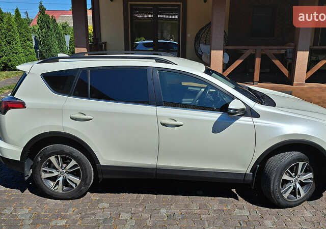 Тойота РАВ 4 2016 в Ужгороде на Automoto.ua Белый Тойота РАВ 4, объемом двигателя 1.99 л и пробегом 119 тыс. км за 20500 $, фото 3 на Automoto.ua