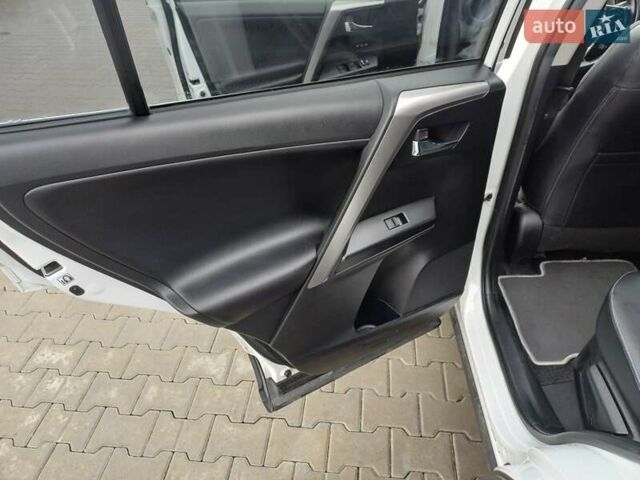 Тойота РАВ 4 2017 в Стрые на Automoto.ua Белый Тойота РАВ 4, объемом двигателя 2.49 л и пробегом 143 тыс. км за 23500 $, фото 19 на Automoto.ua