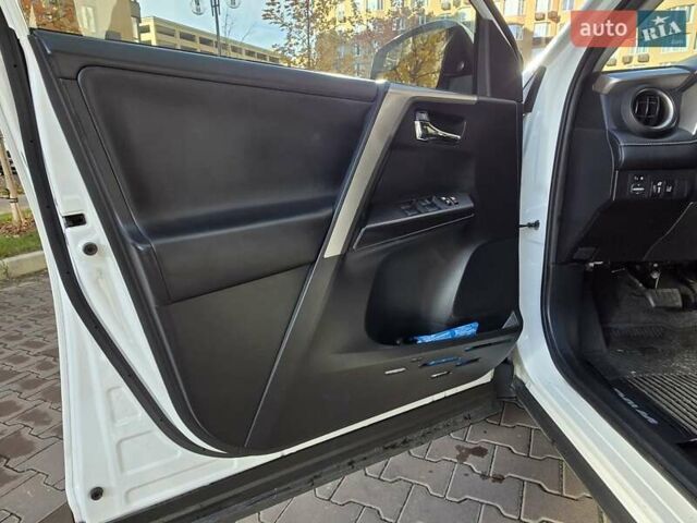 Тойота РАВ 4 2017 в Киеве на Automoto.ua Белый Тойота РАВ 4, объемом двигателя 2.49 л и пробегом 95 тыс. км за 21500 $, фото 18 на Automoto.ua