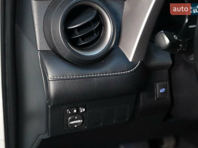 Білий Тойота РАВ 4, об'ємом двигуна 2.49 л та пробігом 72 тис. км за 24000 $, фото 22 на Automoto.ua