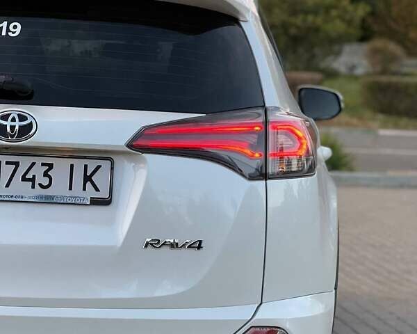 Белый Тойота РАВ 4, объемом двигателя 1.99 л и пробегом 111 тыс. км за 19999 $, фото 1 на Automoto.ua