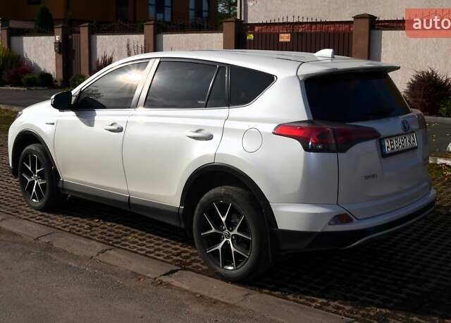 Тойота РАВ 4 2017 в Виннице на Automoto.ua Белый Тойота РАВ 4, объемом двигателя 2.49 л и пробегом 198 тыс. км за 22987 $, фото 7 на Automoto.ua