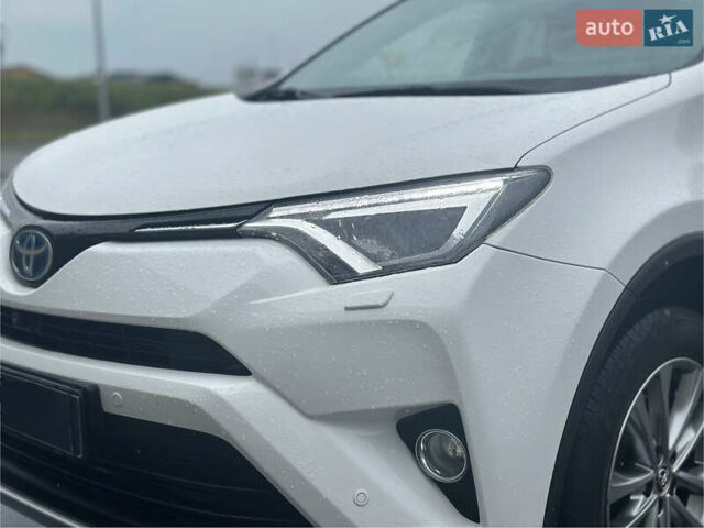 Тойота РАВ 4 2017 в Львове на Automoto.ua Белый Тойота РАВ 4, объемом двигателя 2.49 л и пробегом 187 тыс. км за 22990 $, фото 5 на Automoto.ua