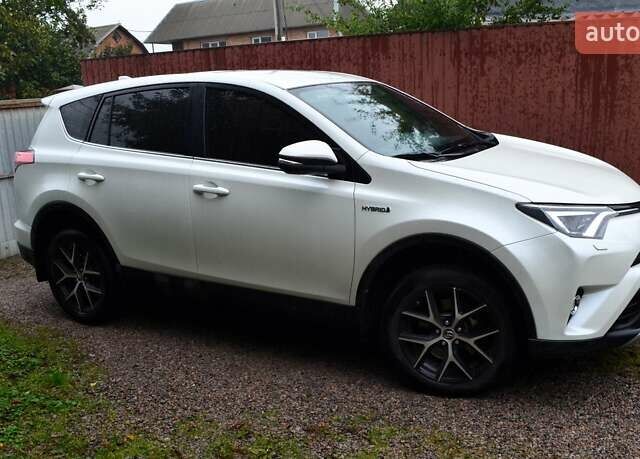 Тойота РАВ 4 2017 в Виннице на Automoto.ua Белый Тойота РАВ 4, объемом двигателя 2.49 л и пробегом 199 тыс. км за 22990 $, фото 3 на Automoto.ua