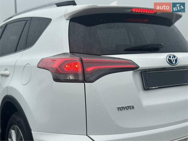 Тойота РАВ 4 2017 в Львове на Automoto.ua Белый Тойота РАВ 4, объемом двигателя 2.49 л и пробегом 187 тыс. км за 22990 $, фото 7 на Automoto.ua