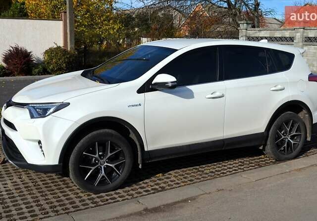 Тойота РАВ 4 2017 в Виннице на Automoto.ua Белый Тойота РАВ 4, объемом двигателя 2.49 л и пробегом 198 тыс. км за 22987 $, фото 3 на Automoto.ua