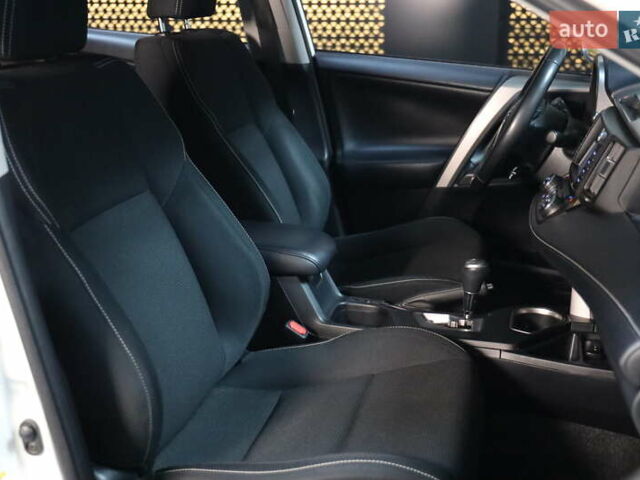 Білий Тойота РАВ 4, об'ємом двигуна 2.49 л та пробігом 72 тис. км за 24000 $, фото 38 на Automoto.ua