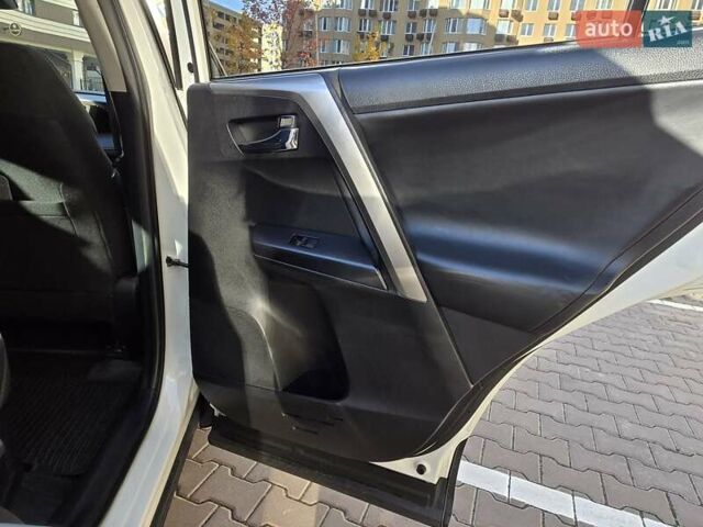 Тойота РАВ 4 2017 в Киеве на Automoto.ua Белый Тойота РАВ 4, объемом двигателя 2.49 л и пробегом 95 тыс. км за 21500 $, фото 30 на Automoto.ua