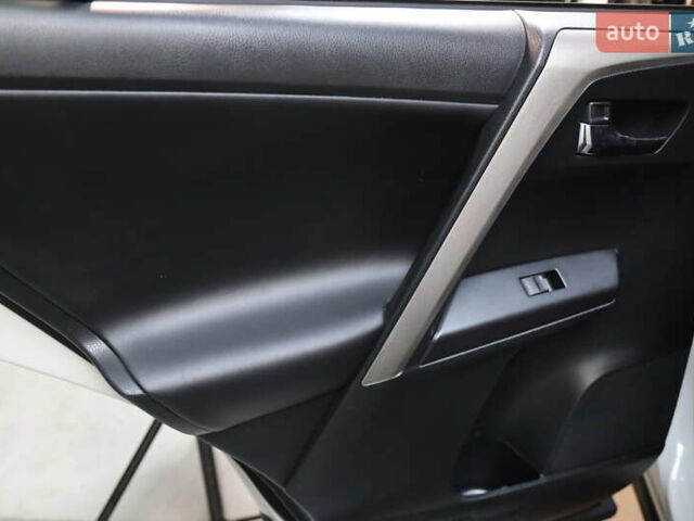 Білий Тойота РАВ 4, об'ємом двигуна 2.49 л та пробігом 72 тис. км за 24000 $, фото 26 на Automoto.ua