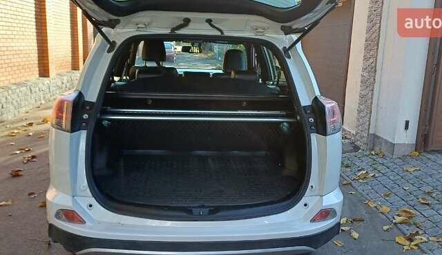 Тойота РАВ 4 2017 в Одессе на Automoto.ua Белый Тойота РАВ 4, объемом двигателя 2.23 л и пробегом 188 тыс. км за 21000 $, фото 3 на Automoto.ua