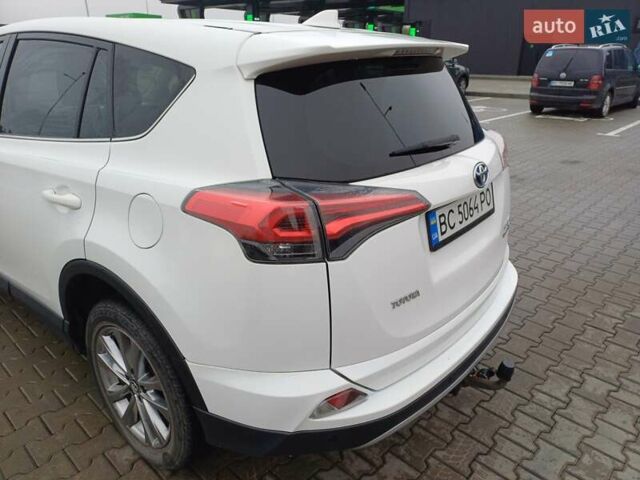 Тойота РАВ 4 2017 в Стрые на Automoto.ua Белый Тойота РАВ 4, объемом двигателя 2.49 л и пробегом 143 тыс. км за 23500 $, фото 5 на Automoto.ua