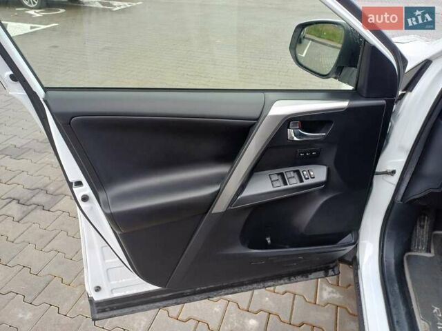 Тойота РАВ 4 2017 в Стрые на Automoto.ua Белый Тойота РАВ 4, объемом двигателя 2.49 л и пробегом 143 тыс. км за 23500 $, фото 14 на Automoto.ua