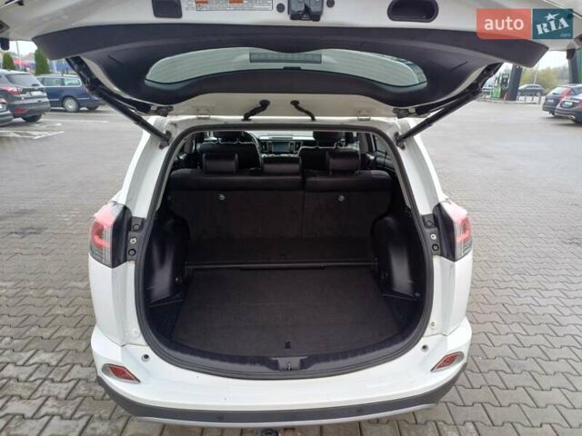 Тойота РАВ 4 2017 в Стрые на Automoto.ua Белый Тойота РАВ 4, объемом двигателя 2.49 л и пробегом 143 тыс. км за 23500 $, фото 25 на Automoto.ua