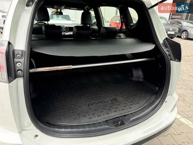 Білий Тойота РАВ 4, об'ємом двигуна 2.23 л та пробігом 192 тис. км за 19300 $, фото 18 на Automoto.ua