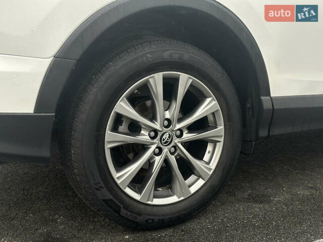 Тойота РАВ 4 2017 в Львове на Automoto.ua Белый Тойота РАВ 4, объемом двигателя 2.49 л и пробегом 187 тыс. км за 22990 $, фото 15 на Automoto.ua