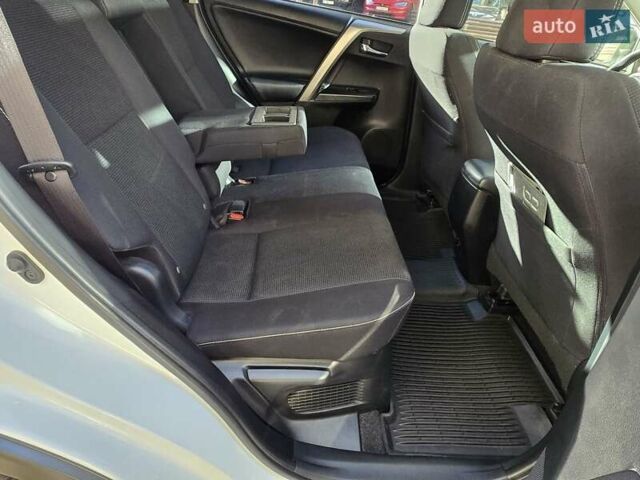 Тойота РАВ 4 2017 в Киеве на Automoto.ua Белый Тойота РАВ 4, объемом двигателя 2.49 л и пробегом 95 тыс. км за 21500 $, фото 31 на Automoto.ua