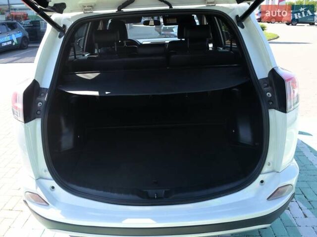 Тойота РАВ 4 2017 в Виннице на Automoto.ua Белый Тойота РАВ 4, объемом двигателя 2.49 л и пробегом 199 тыс. км за 22990 $, фото 16 на Automoto.ua