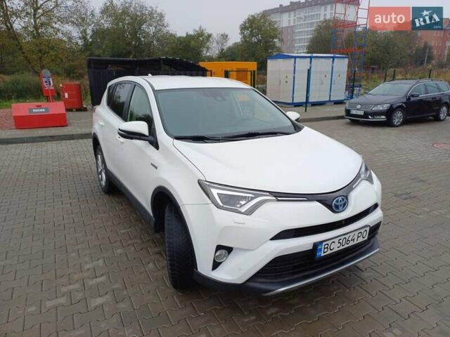 Тойота РАВ 4 2017 в Стрые на Automoto.ua Белый Тойота РАВ 4, объемом двигателя 2.49 л и пробегом 143 тыс. км за 23500 $, фото 9 на Automoto.ua