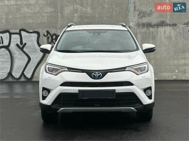 Тойота РАВ 4 2017 в Львове на Automoto.ua Белый Тойота РАВ 4, объемом двигателя 2.49 л и пробегом 187 тыс. км за 22990 $, фото 1 на Automoto.ua