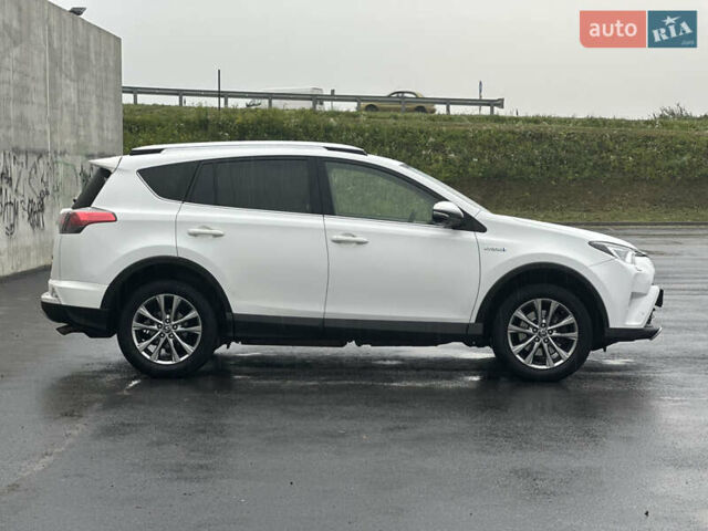 Тойота РАВ 4 2017 в Львове на Automoto.ua Белый Тойота РАВ 4, объемом двигателя 2.49 л и пробегом 187 тыс. км за 22990 $, фото 3 на Automoto.ua
