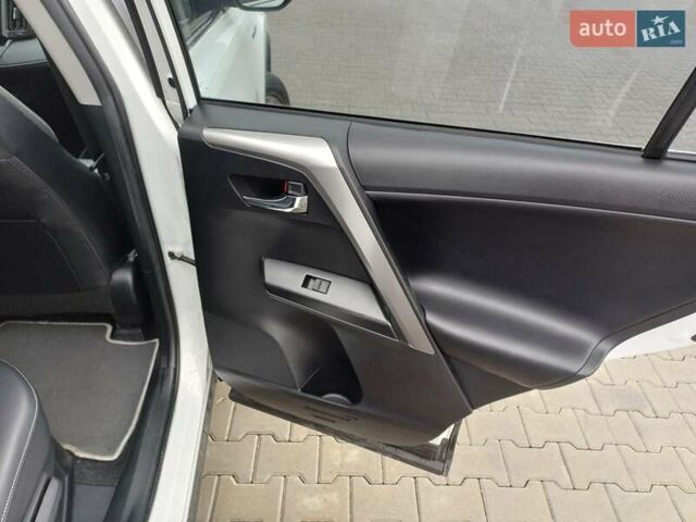 Тойота РАВ 4 2017 в Стрые на Automoto.ua Белый Тойота РАВ 4, объемом двигателя 2.49 л и пробегом 143 тыс. км за 23500 $, фото 21 на Automoto.ua