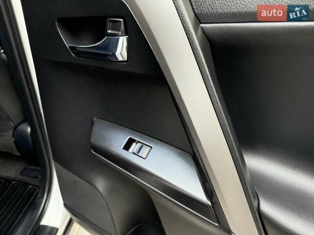 Білий Тойота РАВ 4, об'ємом двигуна 2.23 л та пробігом 192 тис. км за 20500 $, фото 53 на Automoto.ua