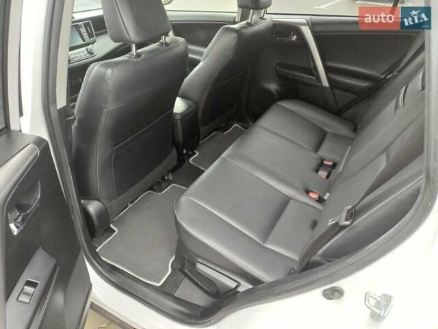 Тойота РАВ 4 2017 в Стрые на Automoto.ua Белый Тойота РАВ 4, объемом двигателя 2.49 л и пробегом 143 тыс. км за 23500 $, фото 20 на Automoto.ua